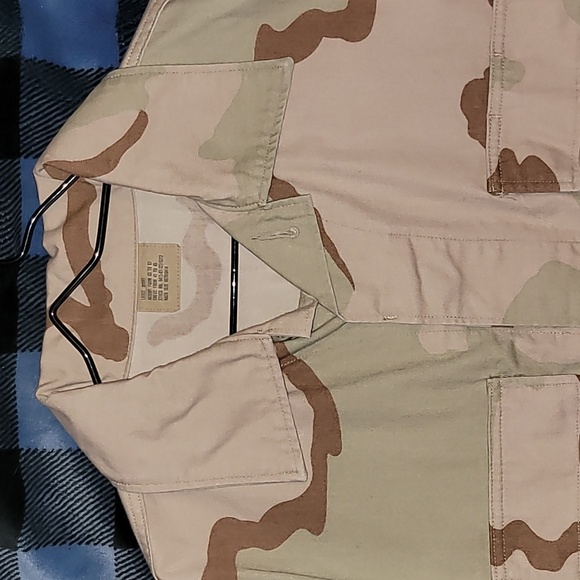 Desert Camo button-up shirt-jacket. Field coat.  4 pockets.  Military issue.  L. - Picture 5 of 11